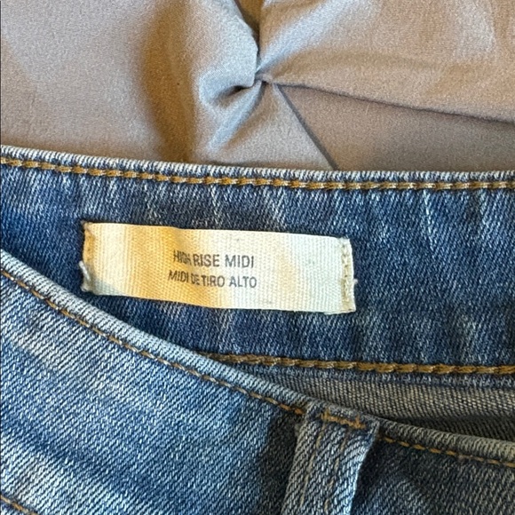 Universal Thread Distressed Blue Jean Shorts - Picture 4 of 8